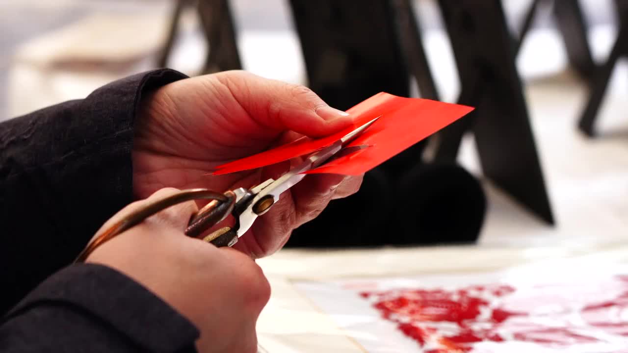 中国民间剪纸艺术，民间艺人在剪生肖兔子图案视频下载