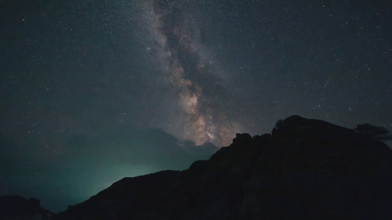 山峰与云层的星空延时视频素材