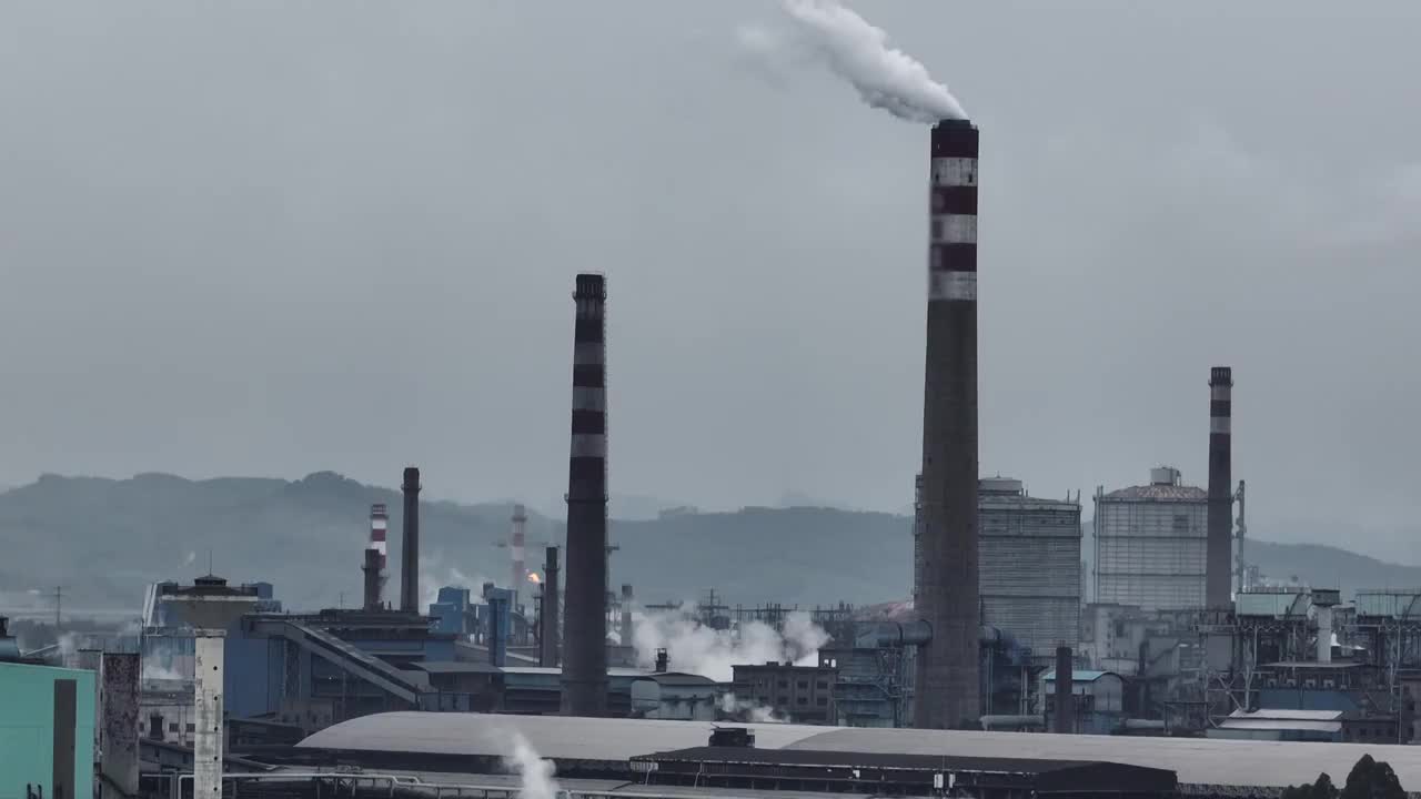 2022年柳州市柳钢锅炉烟囱冒烟空气污染航拍4K视频影片视频素材