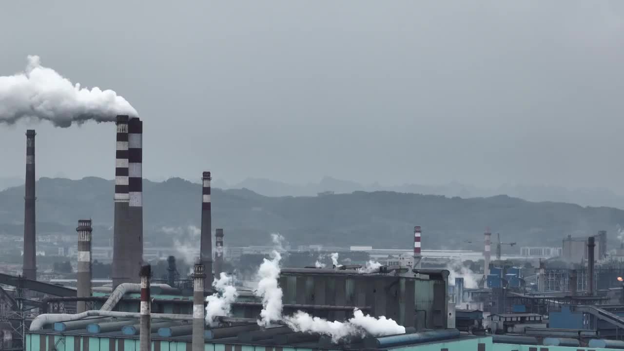 2022年柳州市柳钢锅炉烟囱冒烟空气污染航拍4K视频影片视频素材