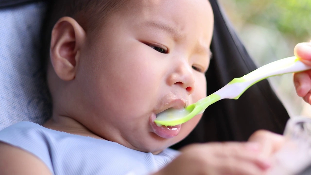 夏季户外婴儿车上喂宝宝吃米糊视频下载