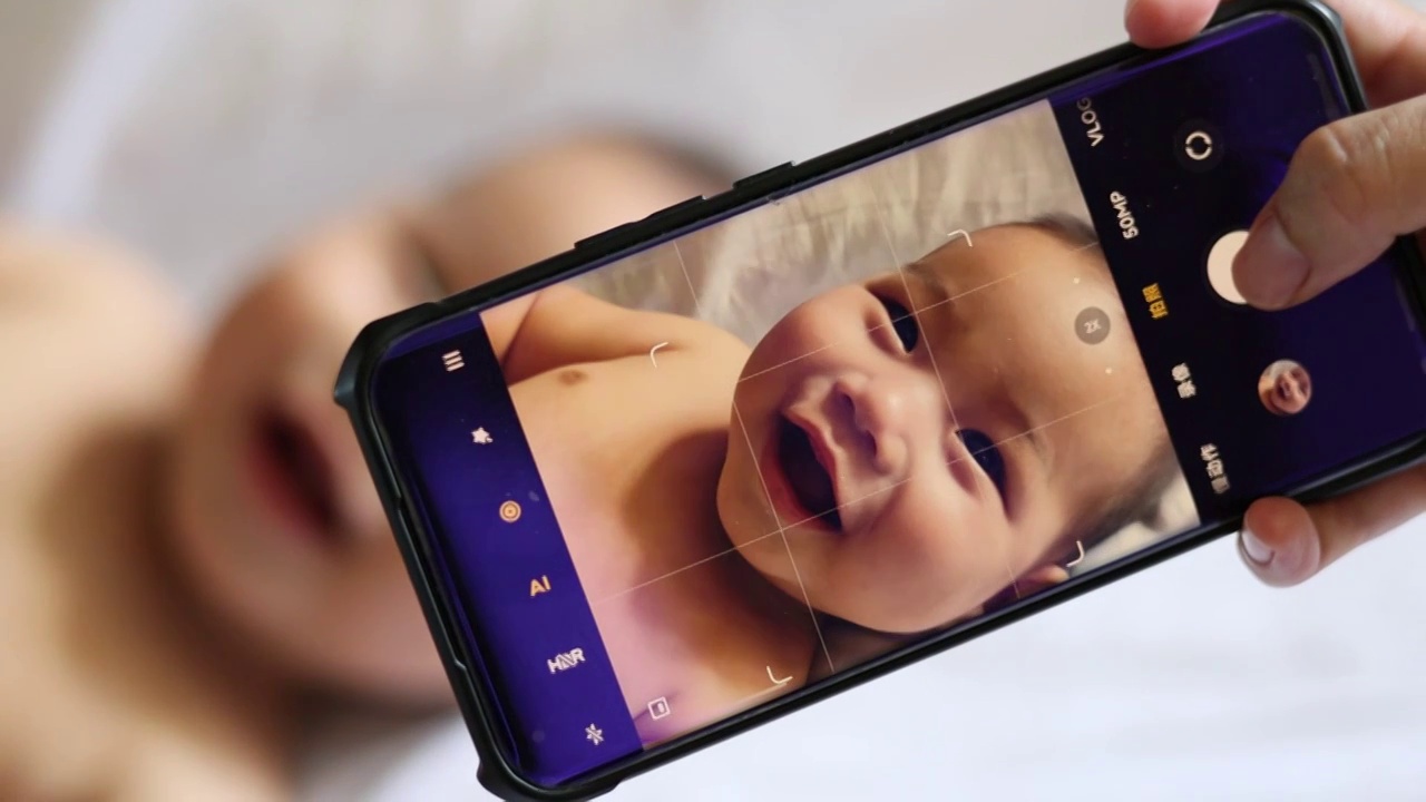 妈妈用手机给宝宝拍摄纪念照片视频下载