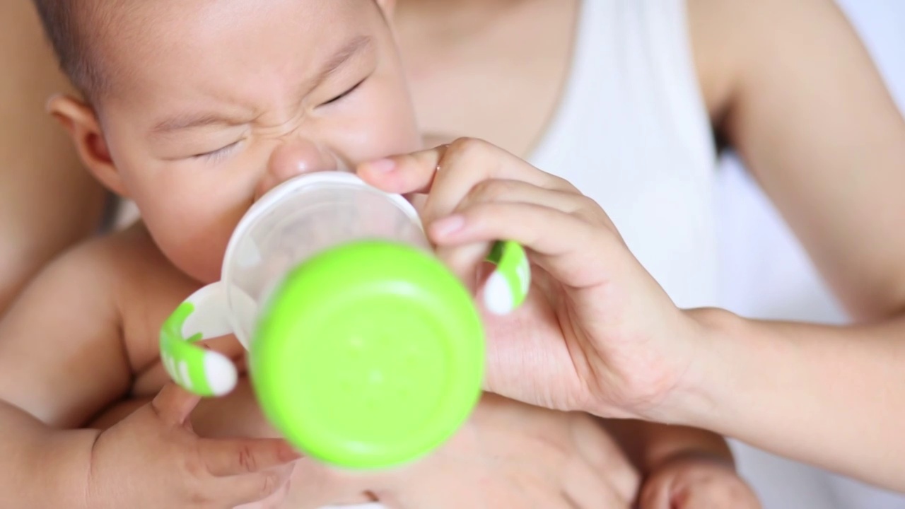 宝宝拿着奶瓶喝水视频下载