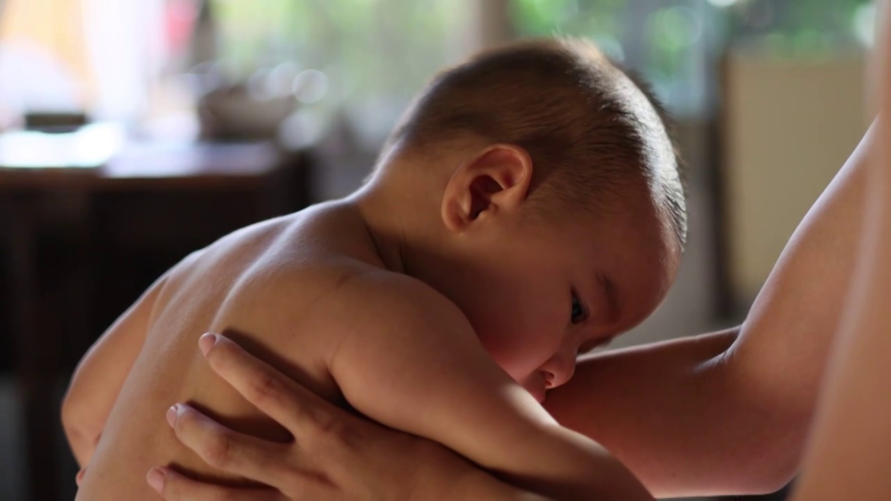 妈妈给赤身裸体洗过澡的宝宝按摩护理慢镜头视频下载