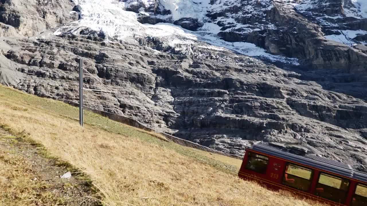 瑞士少女齿轮火车视频素材