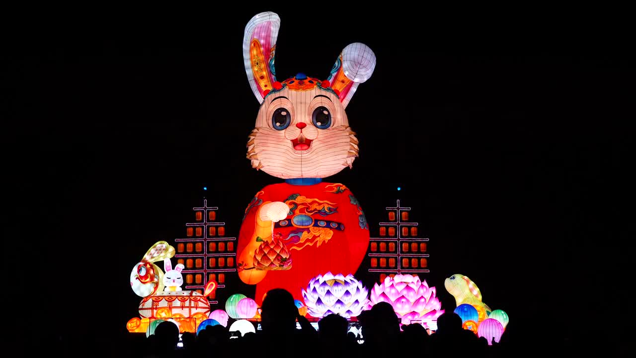2023年第37届中国秦淮灯会，老门东的巨型生肖福兔灯组视频下载
