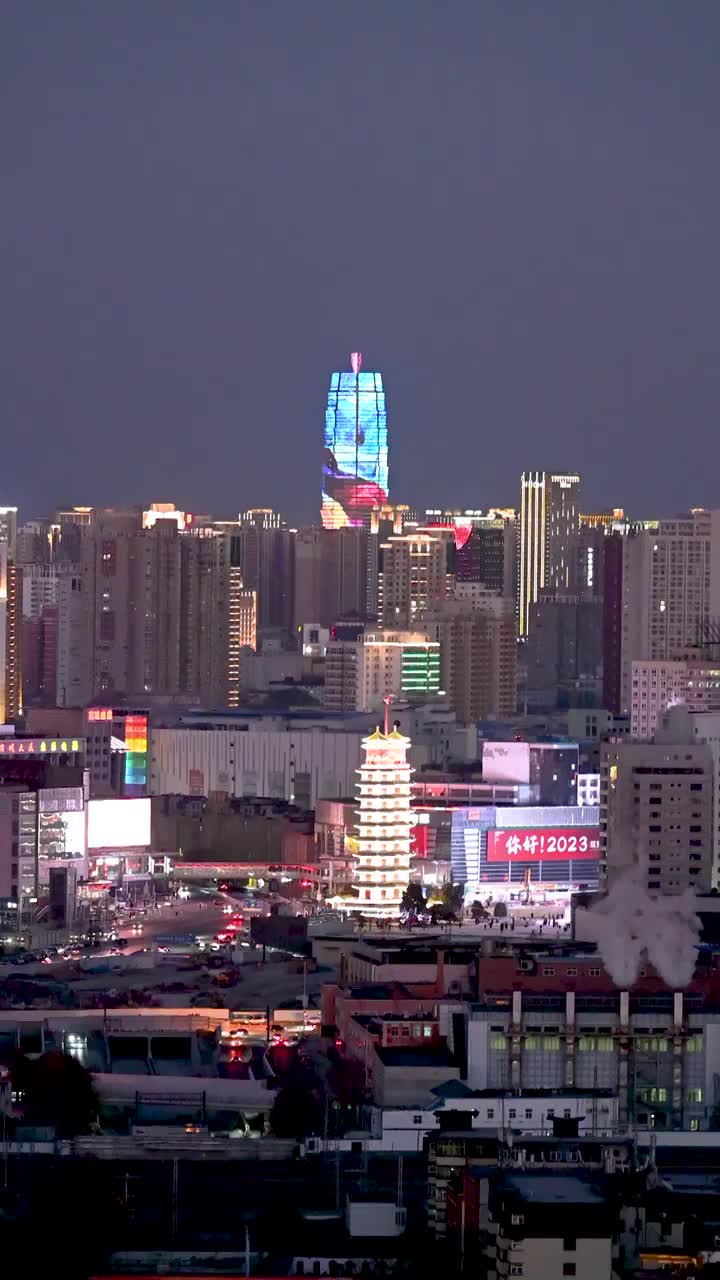 中国河南郑州二七塔千玺广场玉米楼同框视频素材