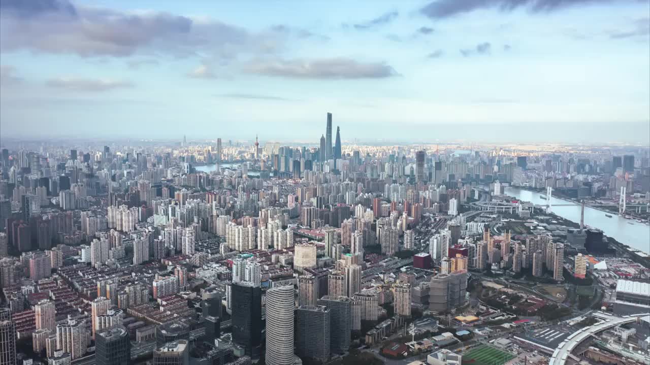 延时摄影航拍上海城市天际线，从世博轴眺望陆家嘴金融区视频下载