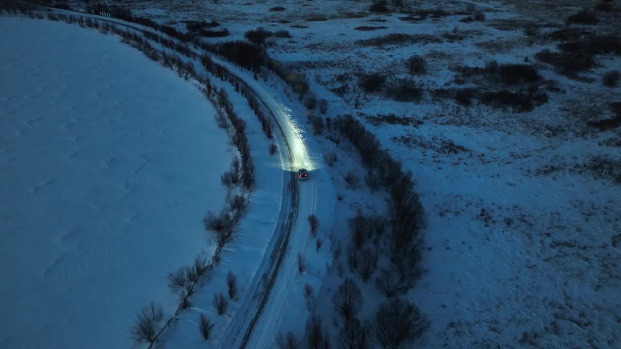 呼伦贝尔 冬季雪地 傍晚 汽车行驶 航拍视频下载