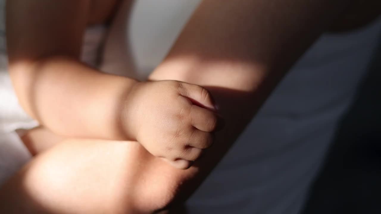妈妈怀抱宝宝睡觉胳膊特写视频下载