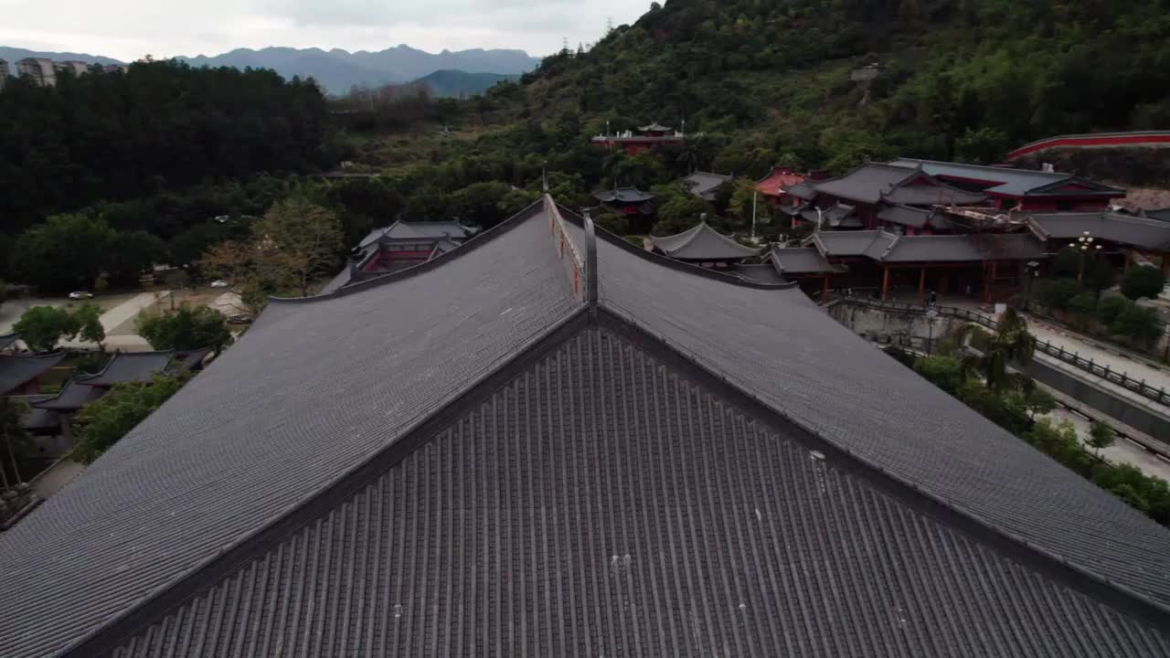 福州旗山万佛寺大殿屋顶航拍环绕运镜5.4K ProRes视频素材