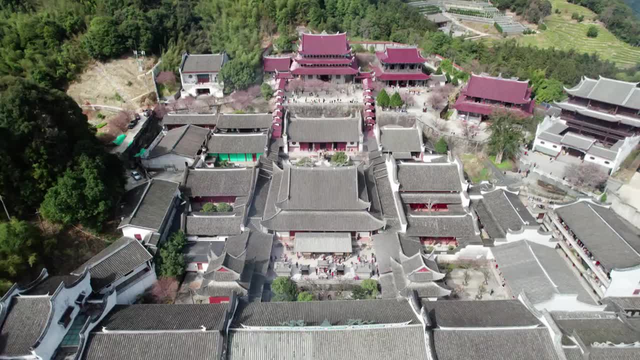 福州北峰山瑞峰林阳禅寺高空航拍降低高度接近主殿运镜视频素材