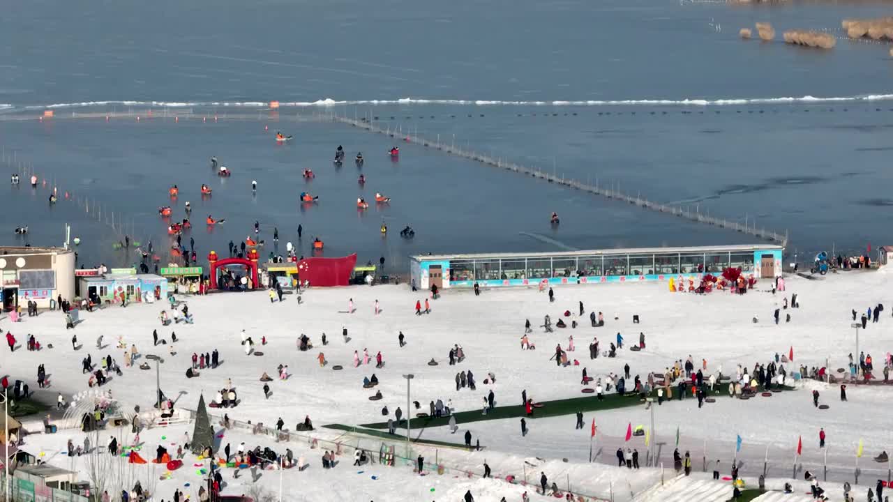 航拍空中鸟瞰滑雪场溜冰场上市民带着孩子儿童在滑雪滑冰视频下载