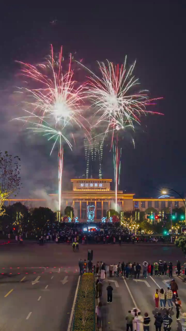 杭州地标武林广场新年烟花秀延时视频素材