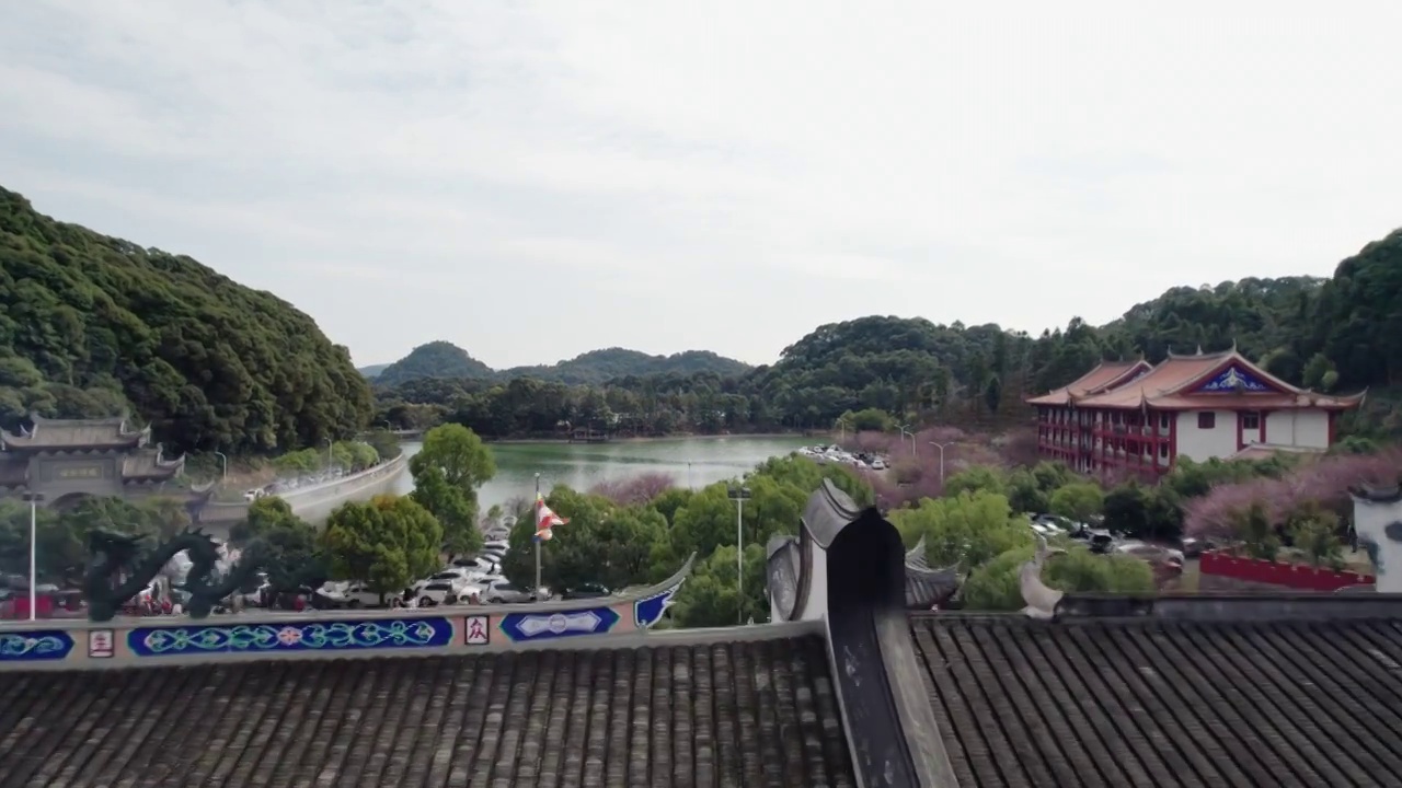 福州林阳寺建筑间低空直飞航拍视频素材