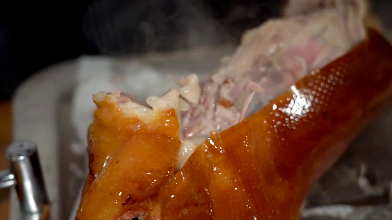 北京特色美食 酥不腻烤鸭 制作切割过程视频素材