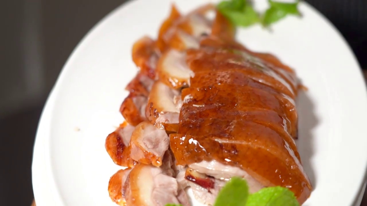北京特色美食 酥不腻烤鸭 制作切割过程视频素材
