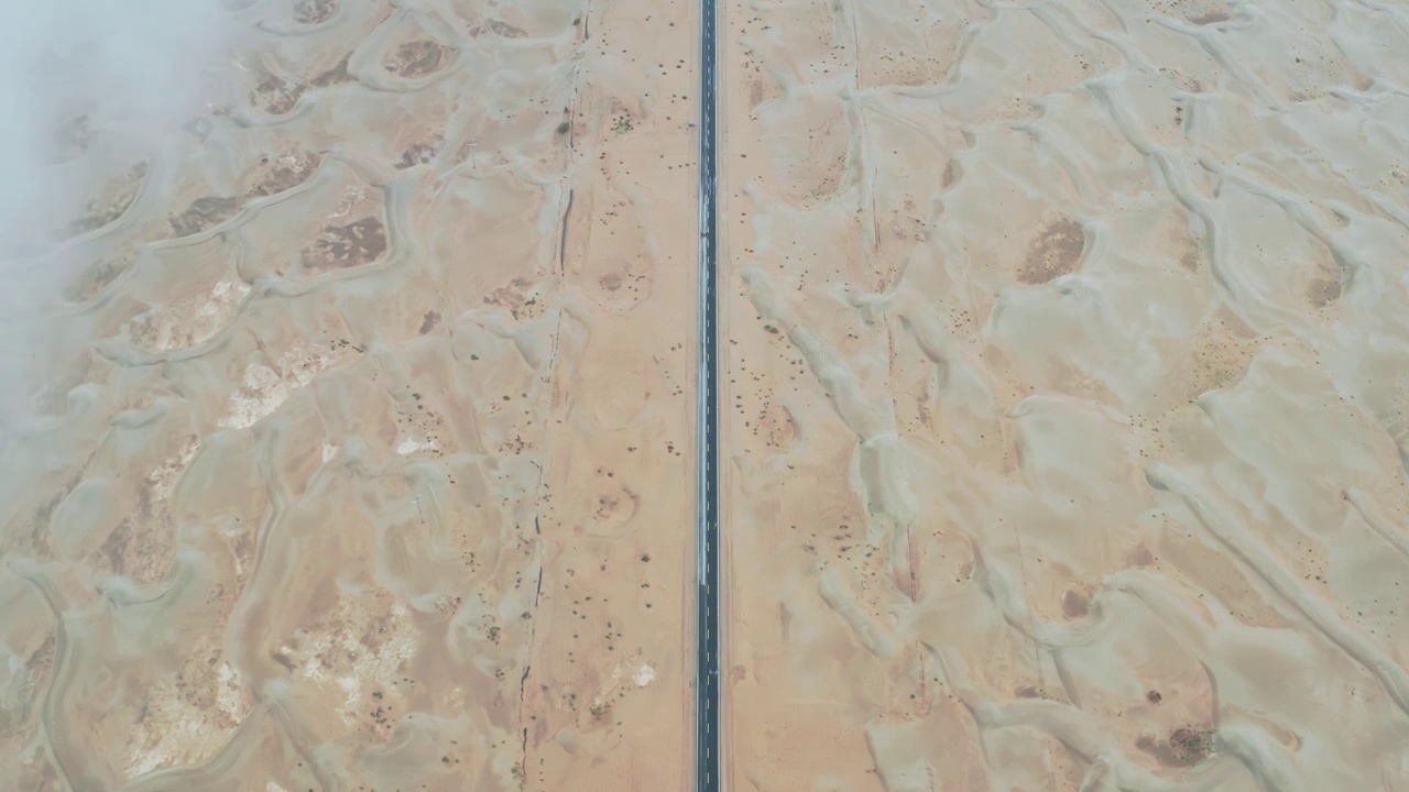 塔克拉玛干沙漠上空的云视频下载