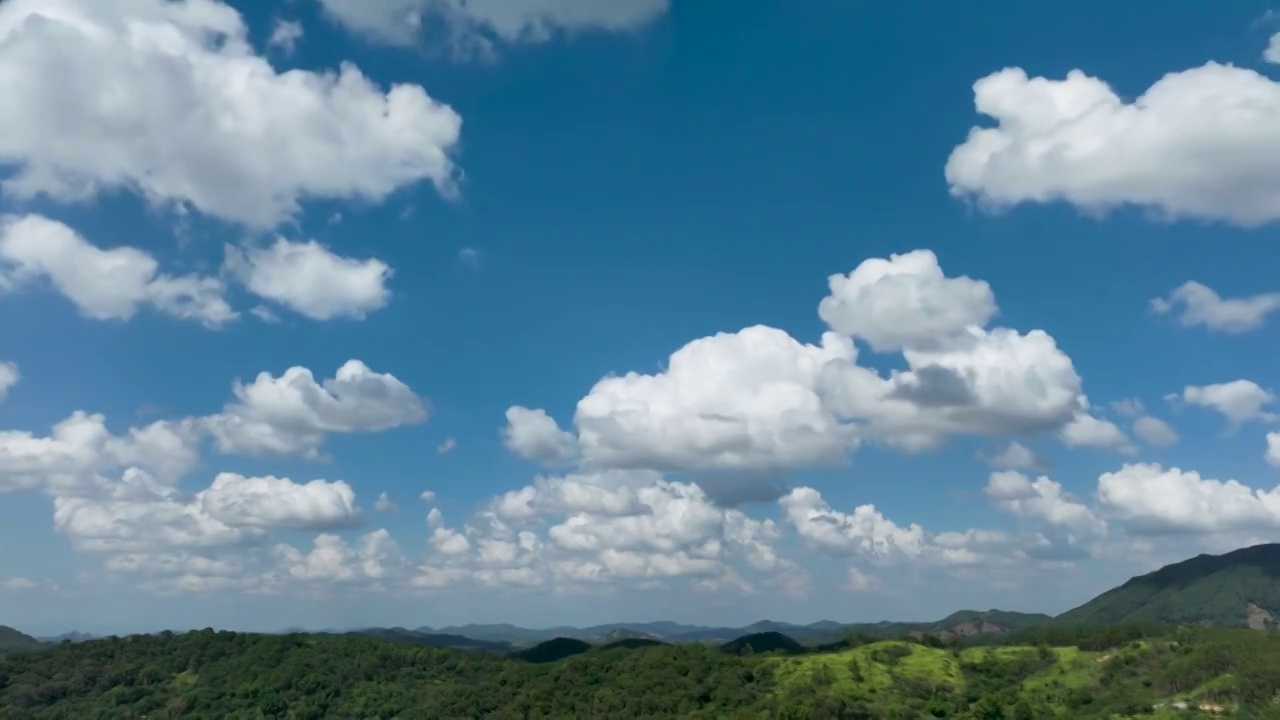 辽阔的原野上白云在蓝天流动而过视频素材