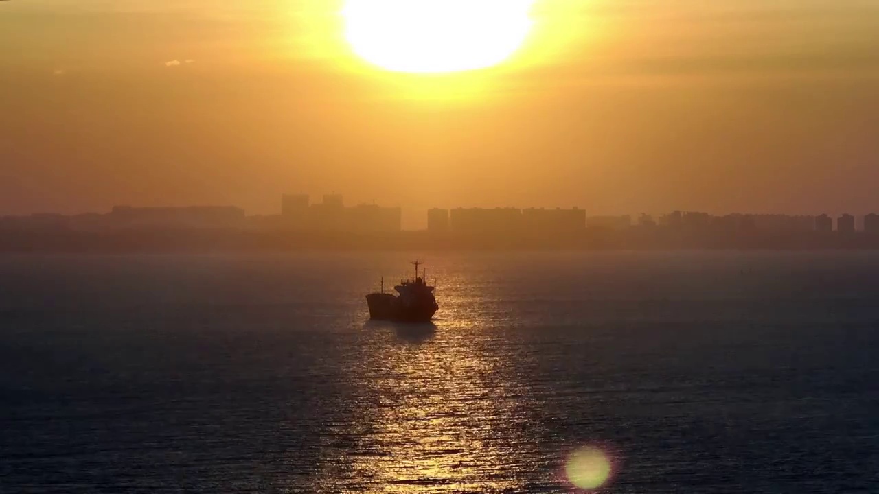 航拍落日下的港口大海和船视频素材