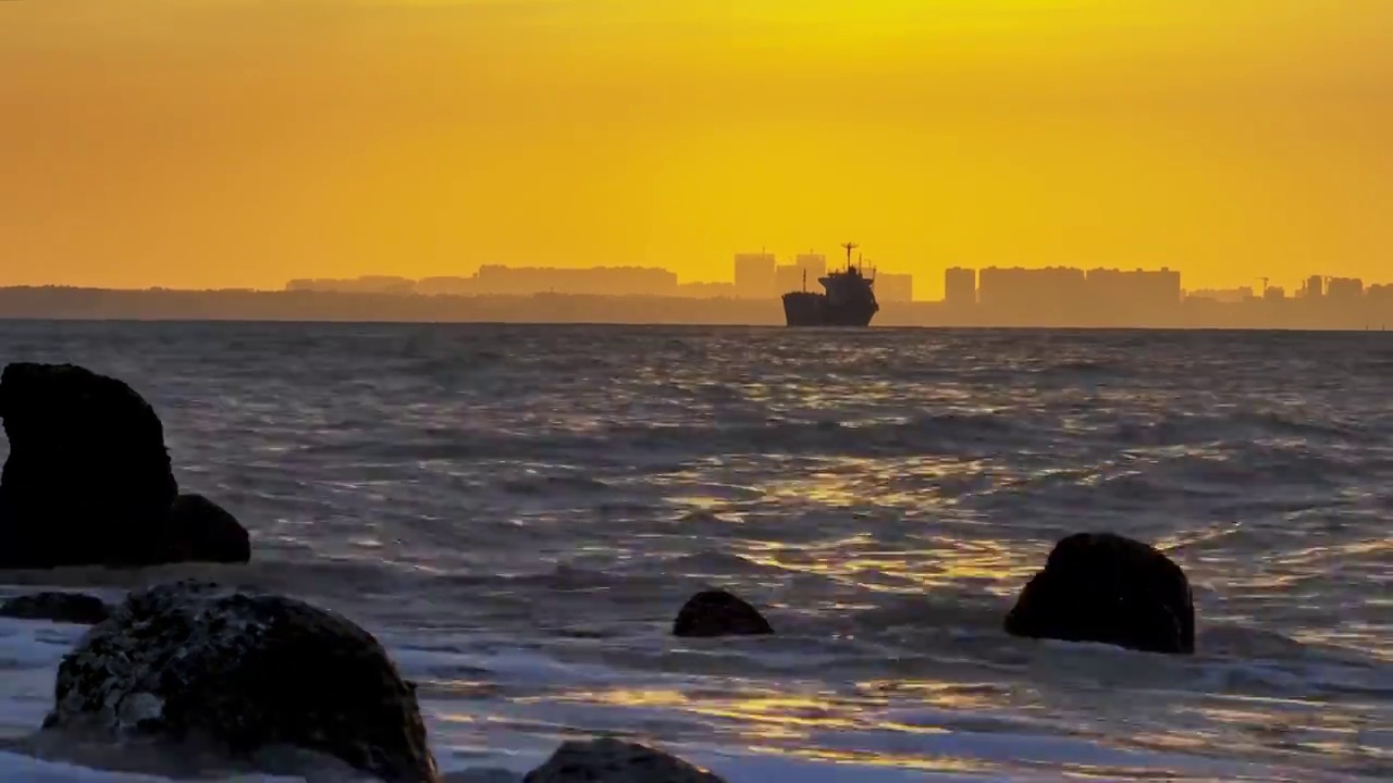 航拍落日下的大海港口视频素材
