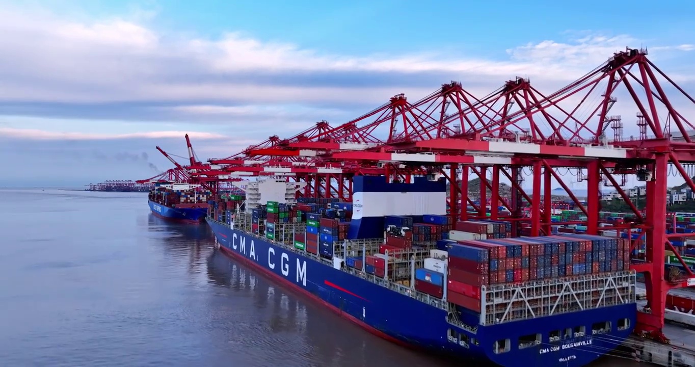 上海临港自贸区洋山港码头集装箱视频素材