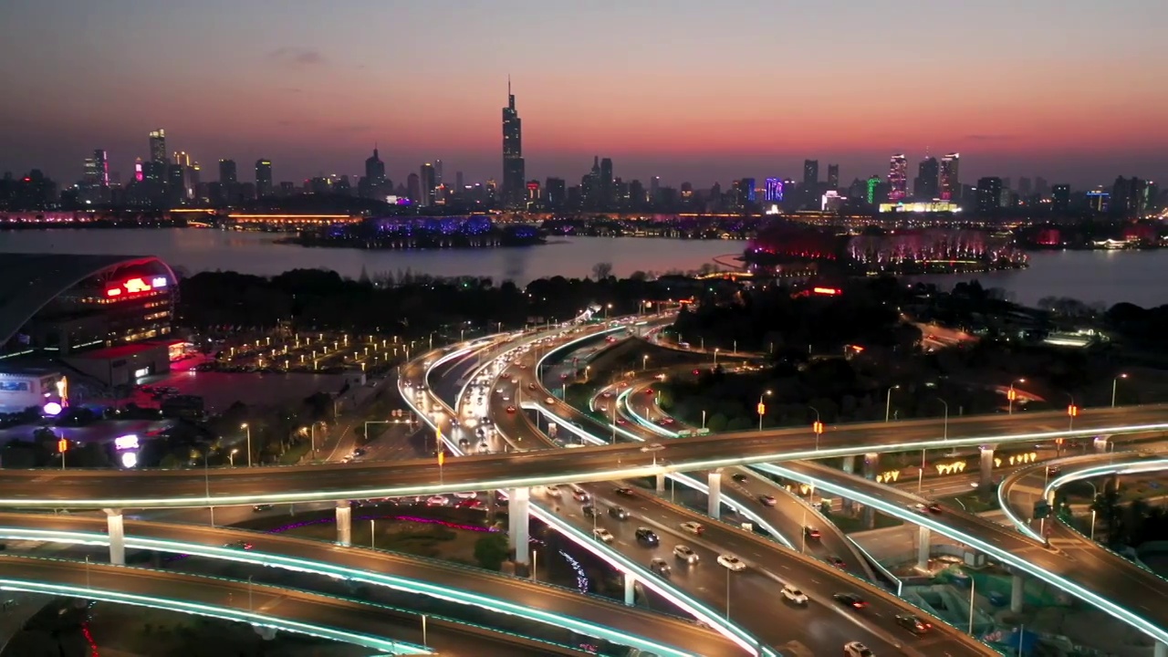 江苏南京城市主干道新庄立交桥和城市天际线夜景视频素材