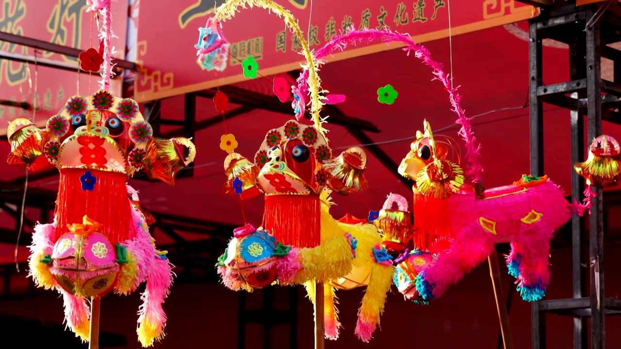 中国秦淮灯会，民间灯彩艺人扎制的狮子灯视频素材