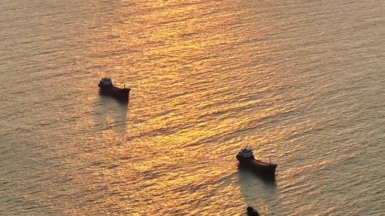 长焦航拍日落下的大海视频素材