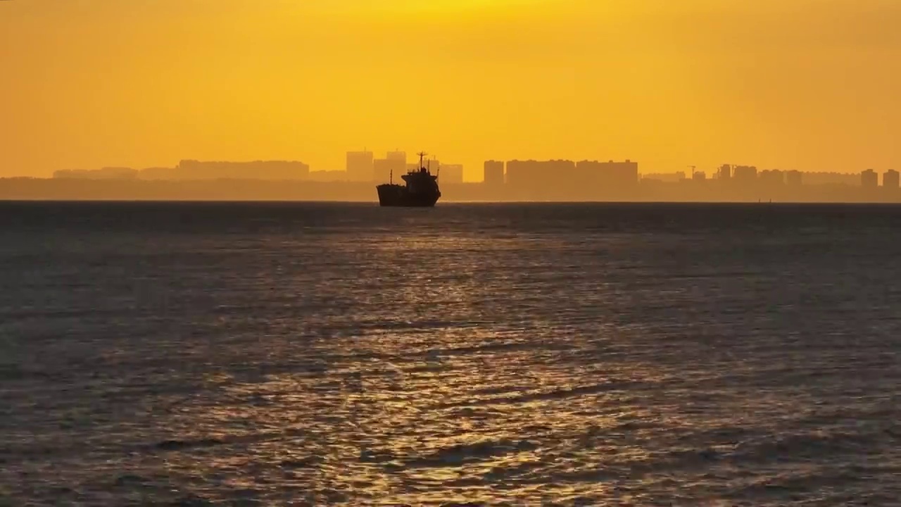 航拍落日下的大海港口视频素材