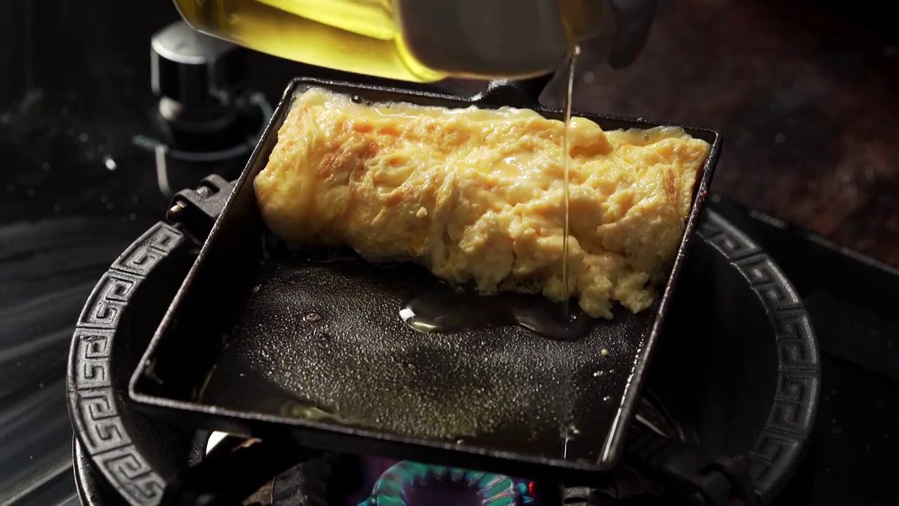 日本特色街头美食玉子烧制作过程视频素材