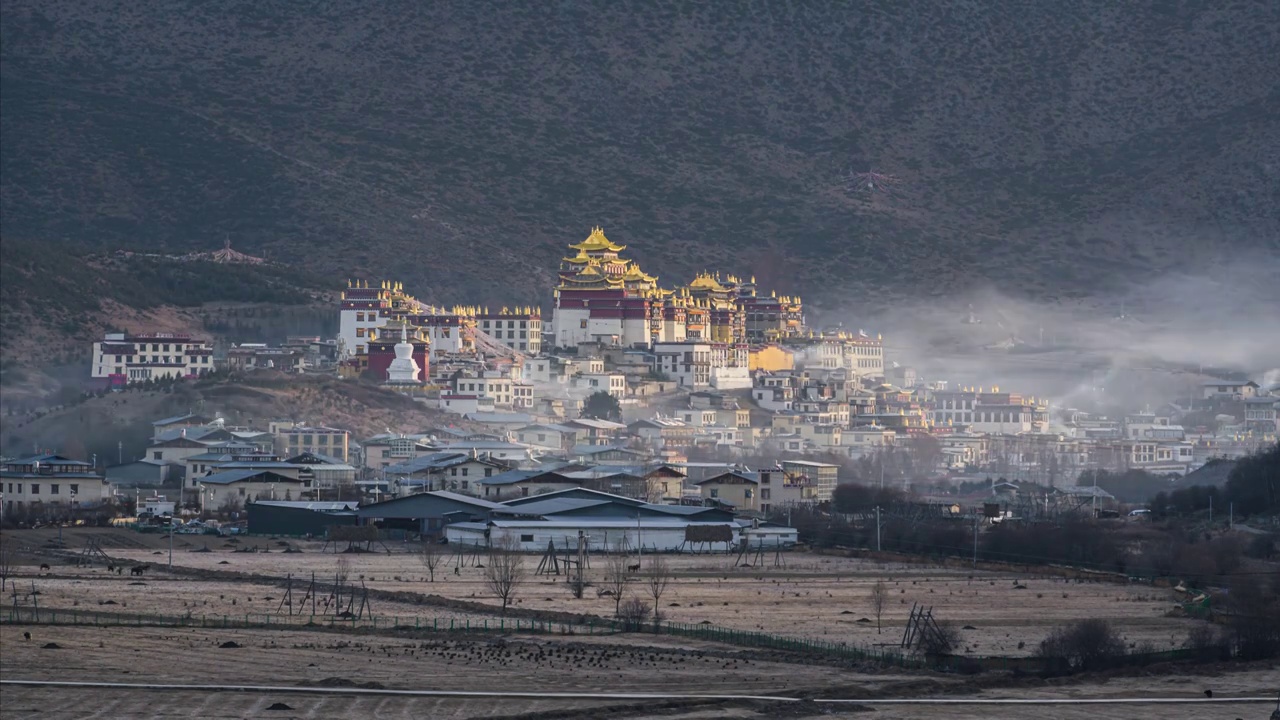 香格里拉市，噶丹·松赞林寺，晨雾，延时视频素材