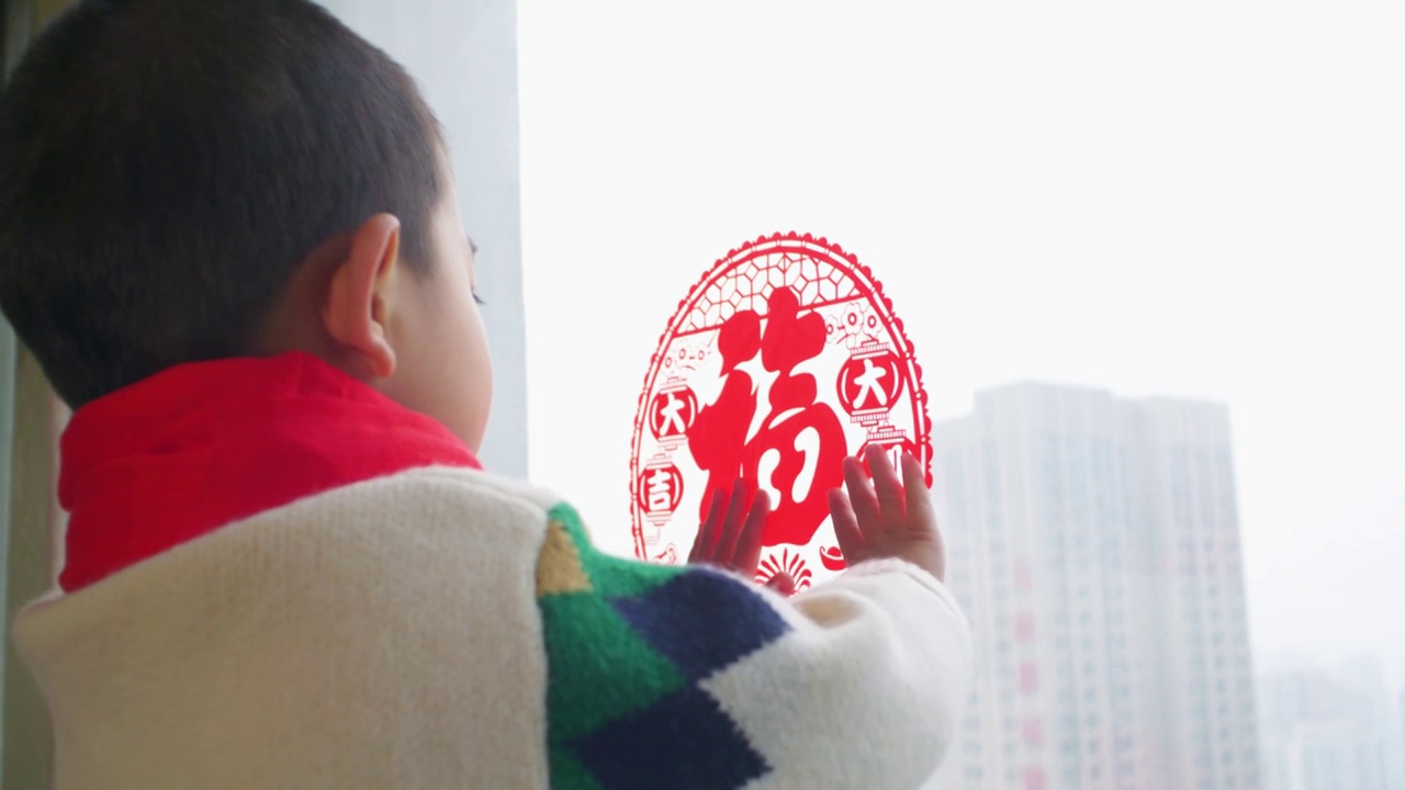 亚洲中国母子春节贴窗花视频下载