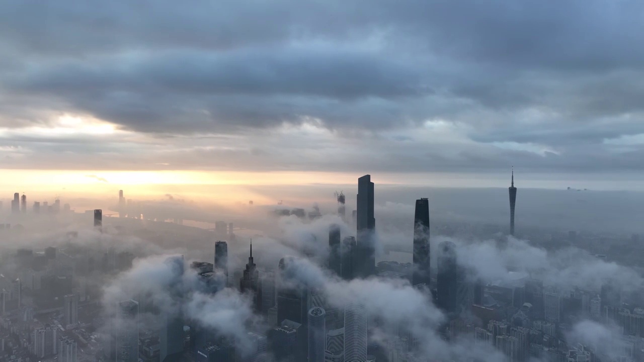 广州城市风光 日出耶稣光与平流雾下的珠江新城视频素材