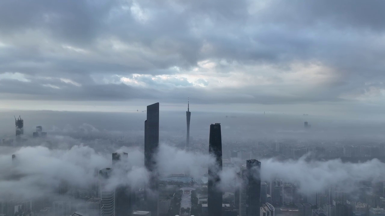 广州城市风光 云雾缭绕的广州新中轴线珠江新城视频素材
