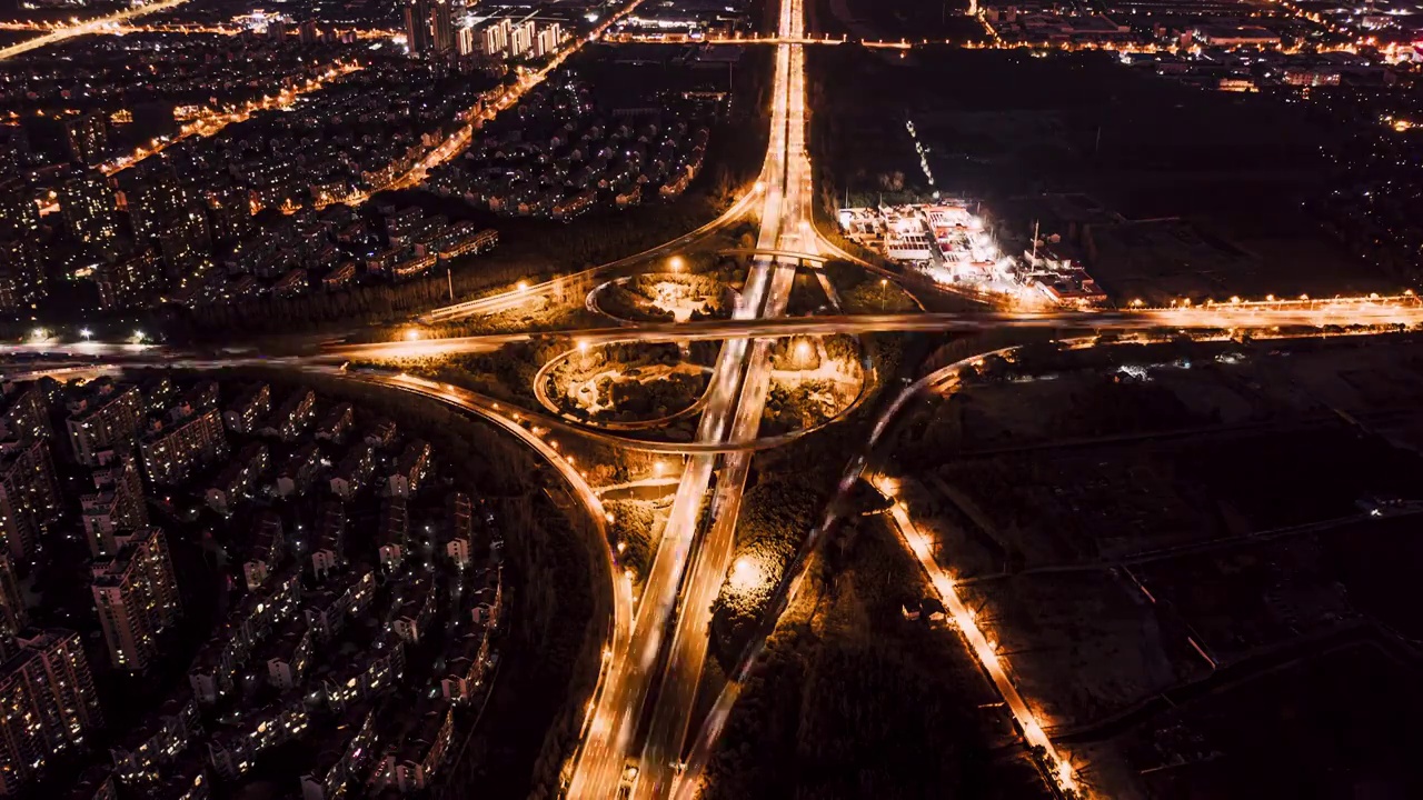 延时摄影夜间城市高速公路交汇处繁忙的车流，延时航拍上海杨高南路与s20外环线大型立交桥夜景视频下载