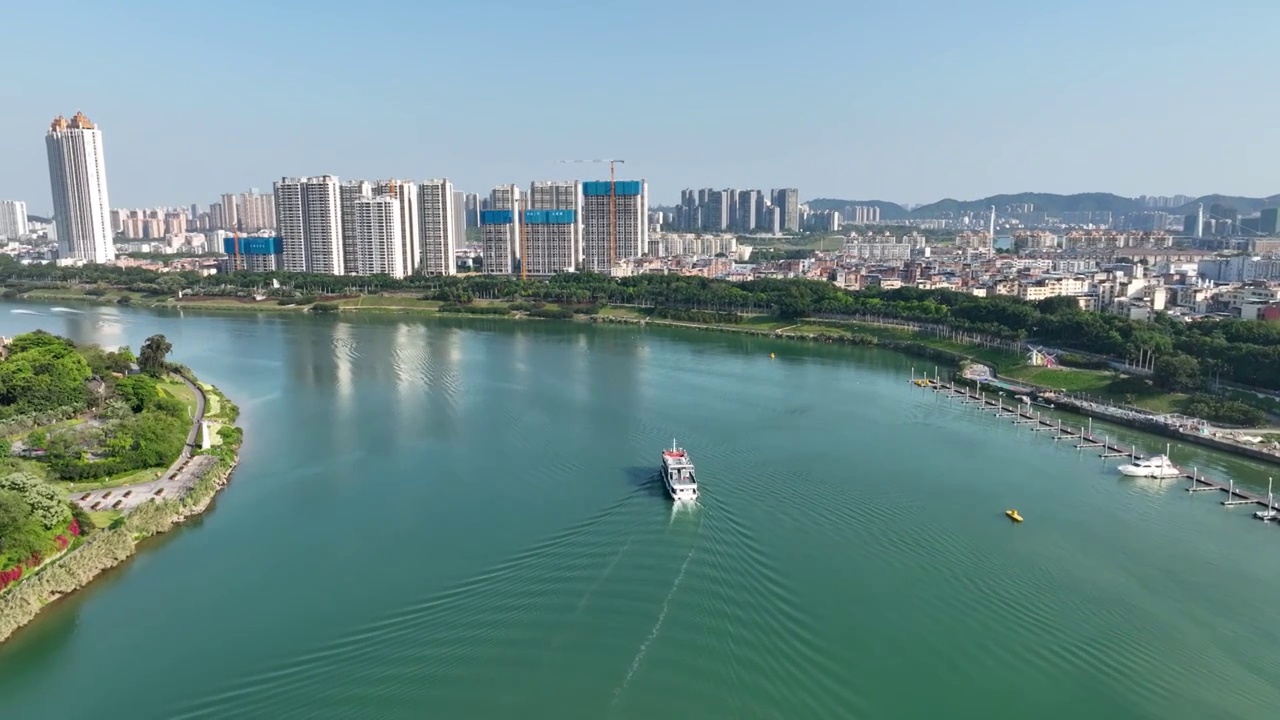 一条小船在南宁邕江驶过视频下载