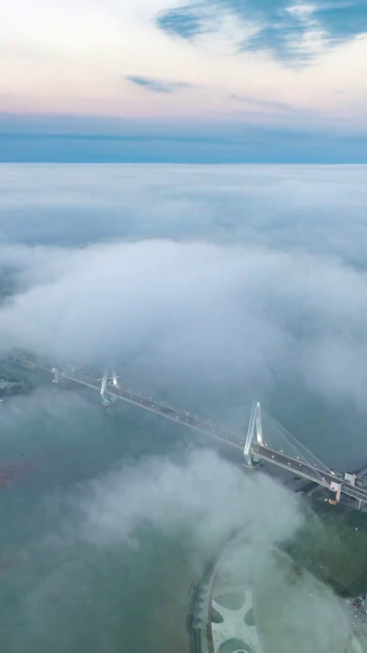 航拍黄昏下的海口跨海大桥云雾延迟风光视频下载