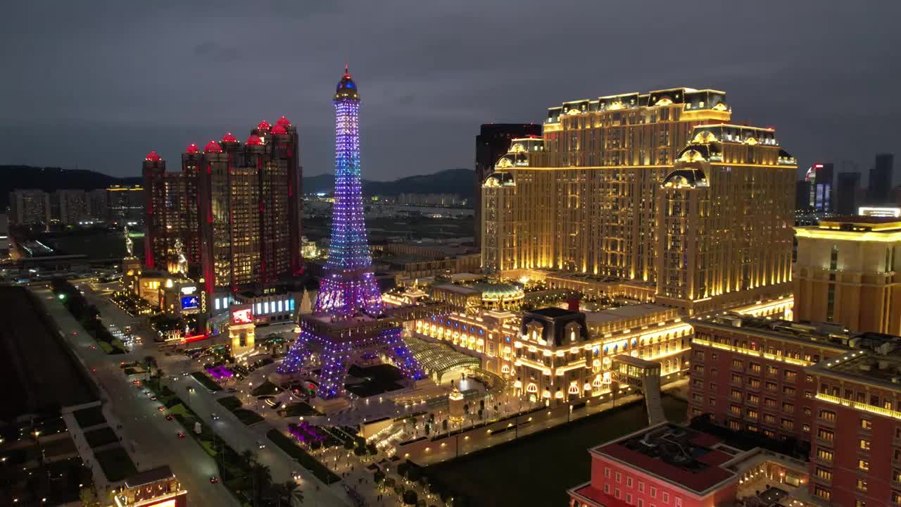 澳门巴黎人度假村酒店建筑夜景航拍风光视频下载