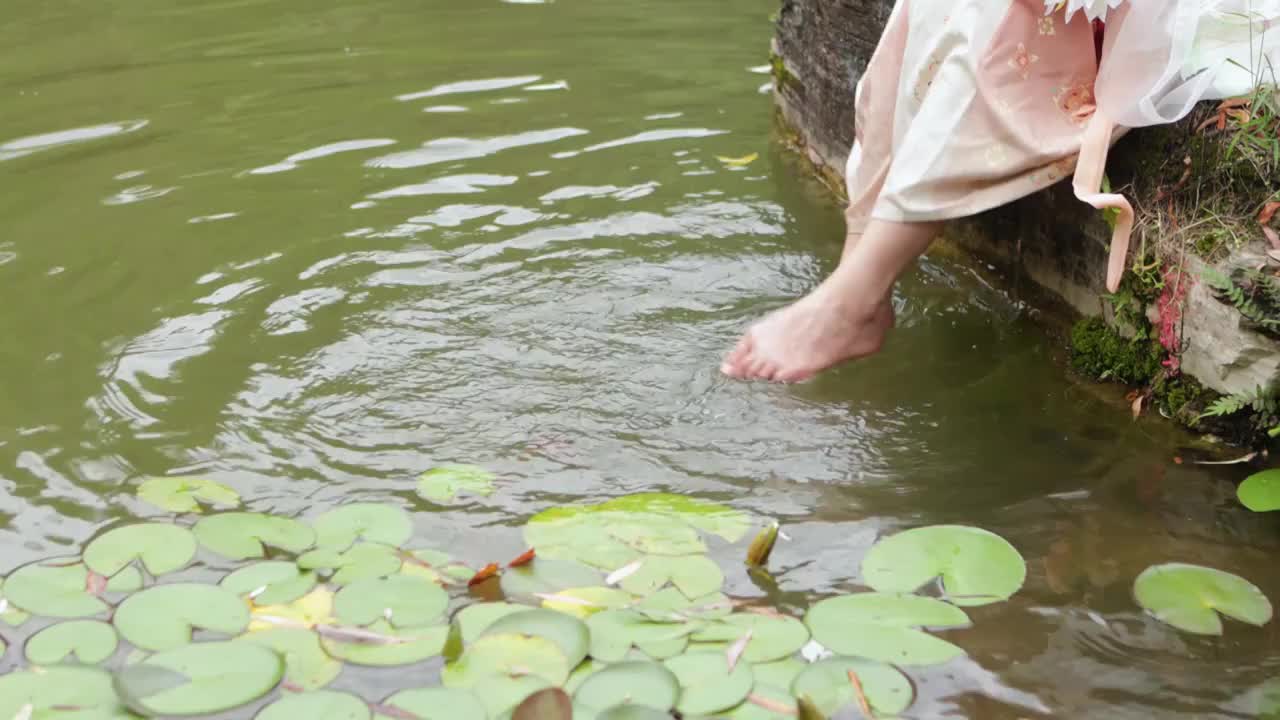 亚洲汉服美女在水边玩耍视频下载
