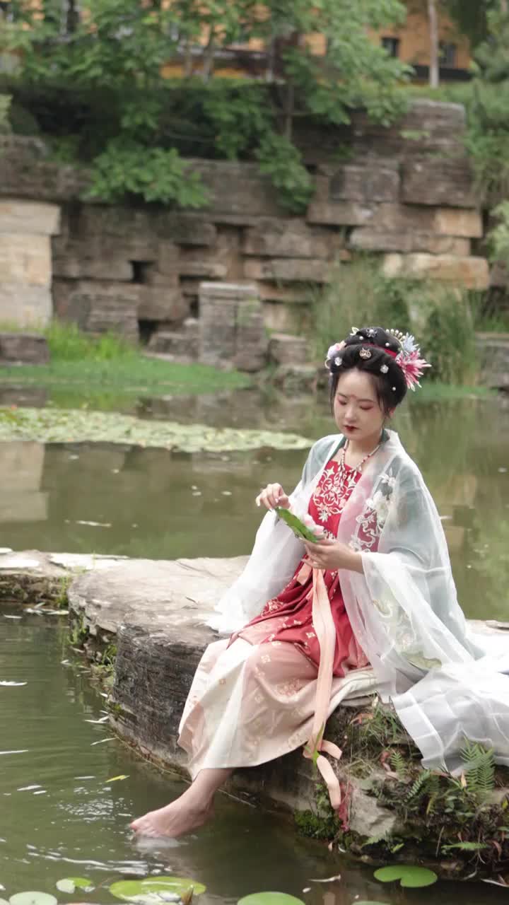 亚洲汉服美女在水边玩耍视频下载