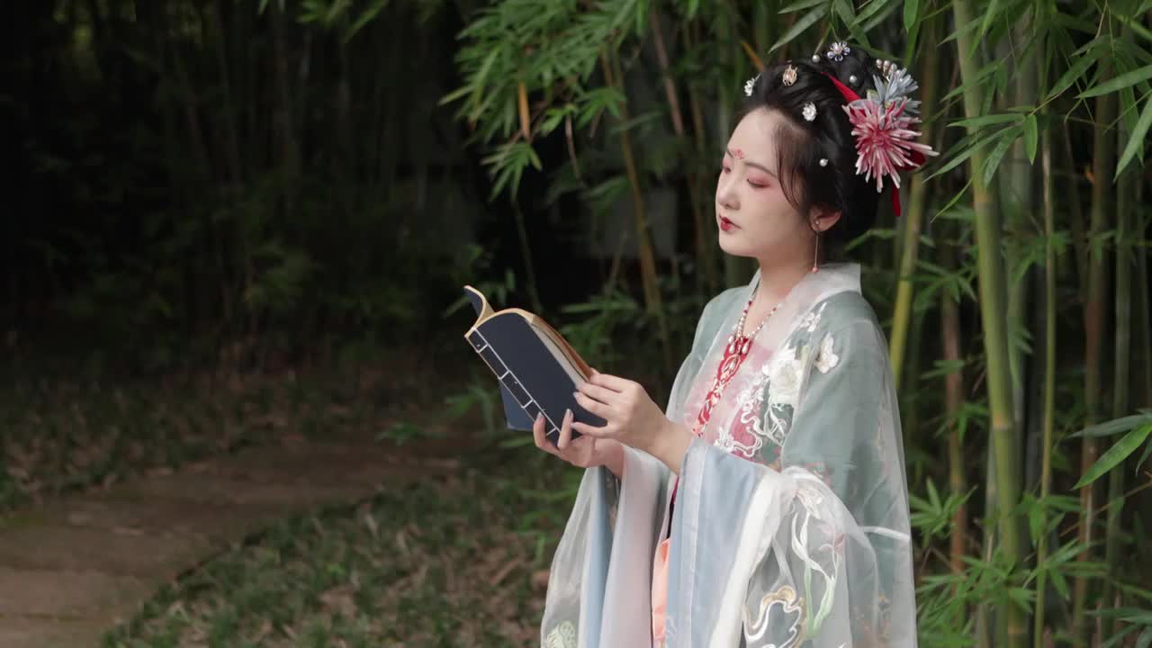 亚洲汉服美女在竹林里阅读读书视频下载