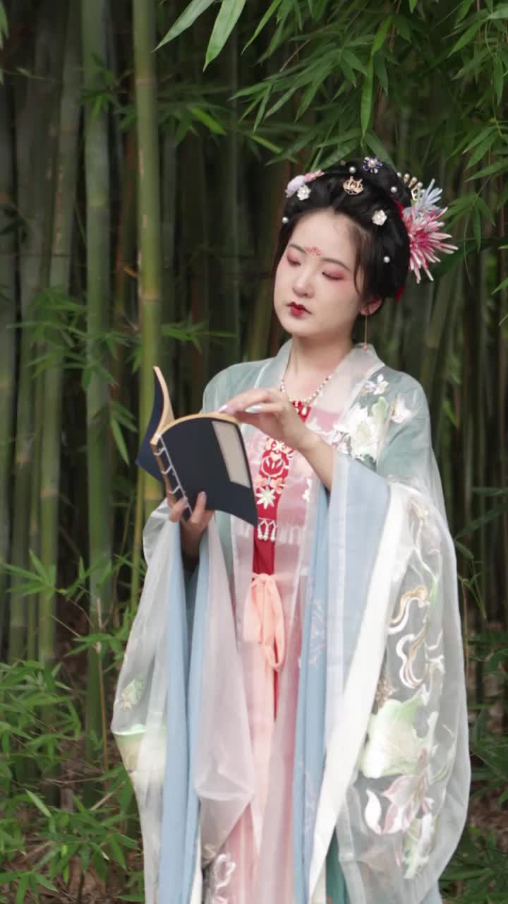 亚洲汉服美女在竹林里阅读读书视频下载