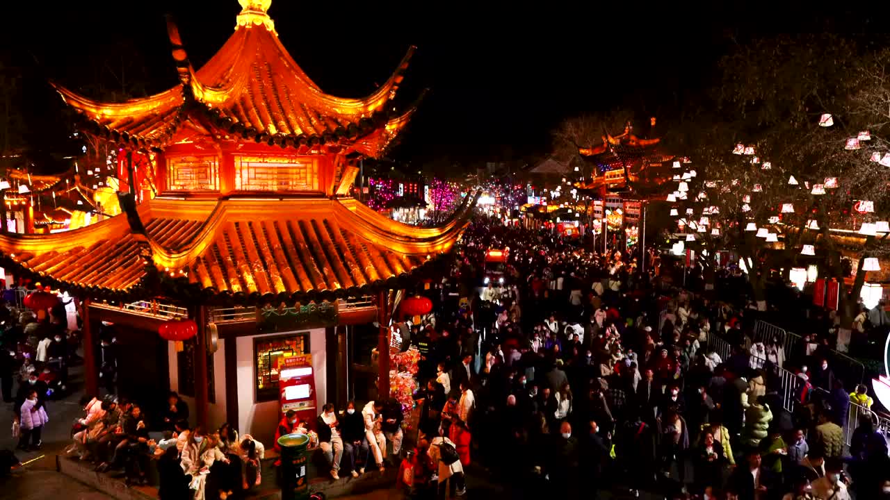 中国秦淮灯会，南京夫子庙新年赏灯的人流视频下载