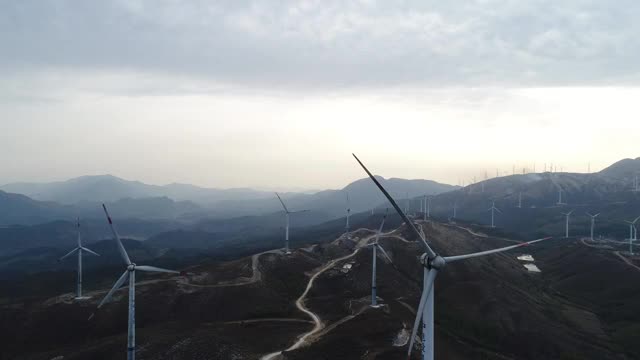 高山上的风车视频素材