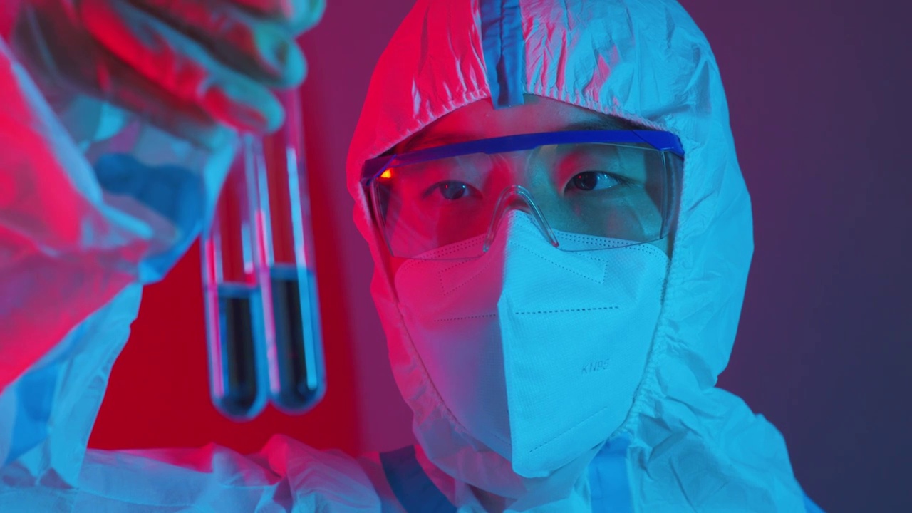 亚洲中国人女士穿医用防护服工作实验做核酸视频下载
