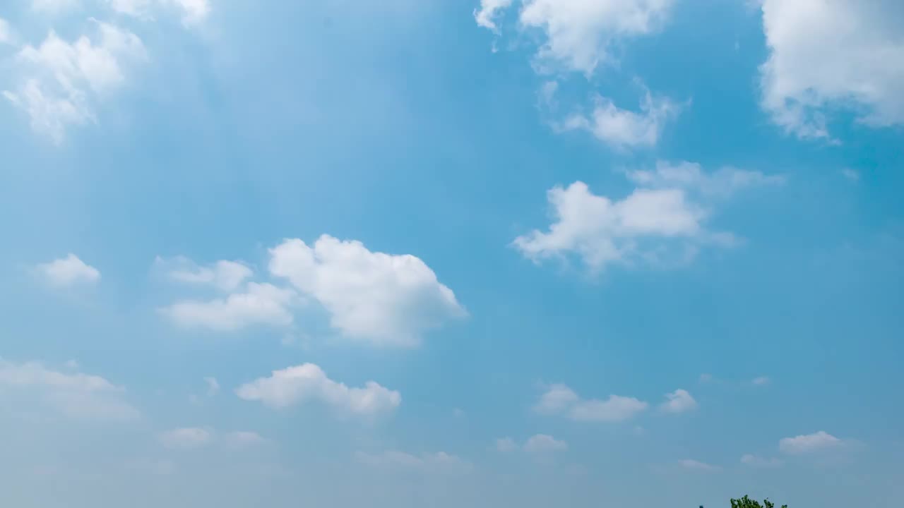 湛蓝的天空飘着的白云视频下载