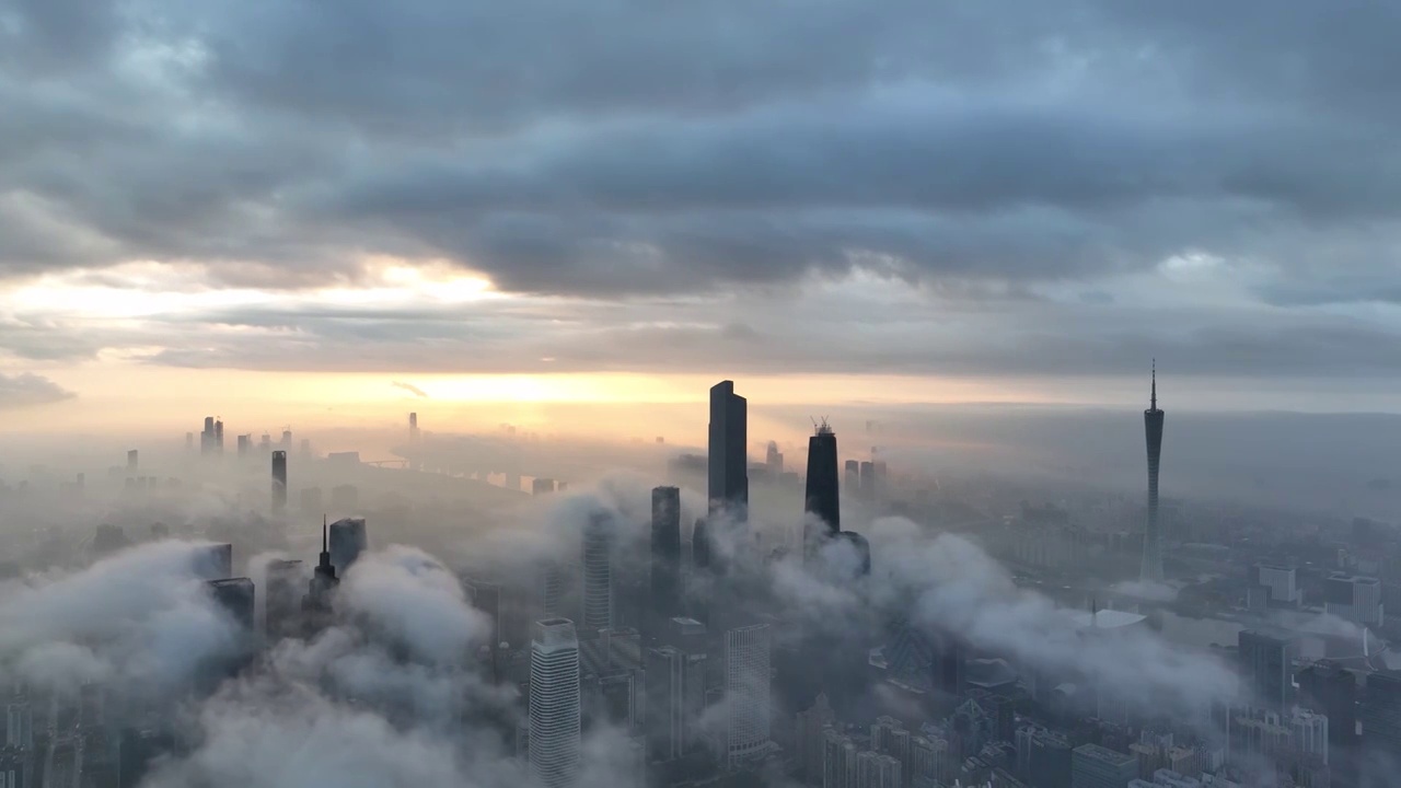 广州城市风光——日出时分云雾缭绕的珠江新城视频素材