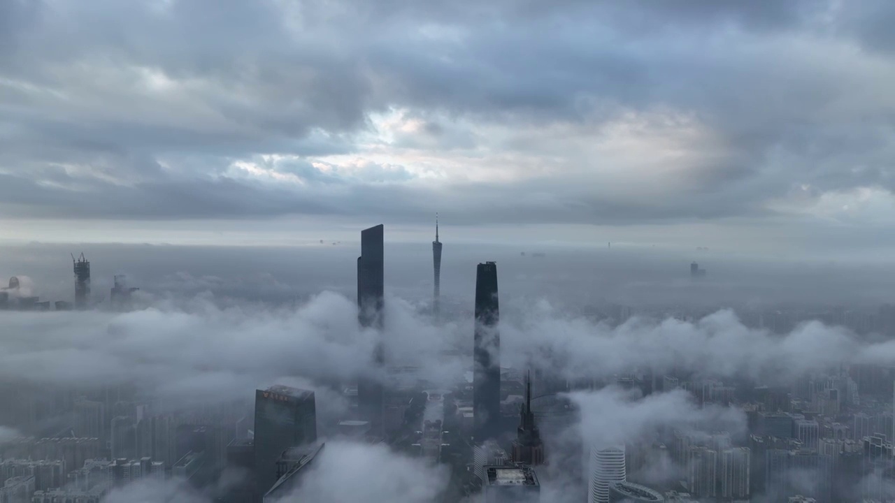 航拍早晨云雾弥漫的广州新中轴线珠江新城视频素材