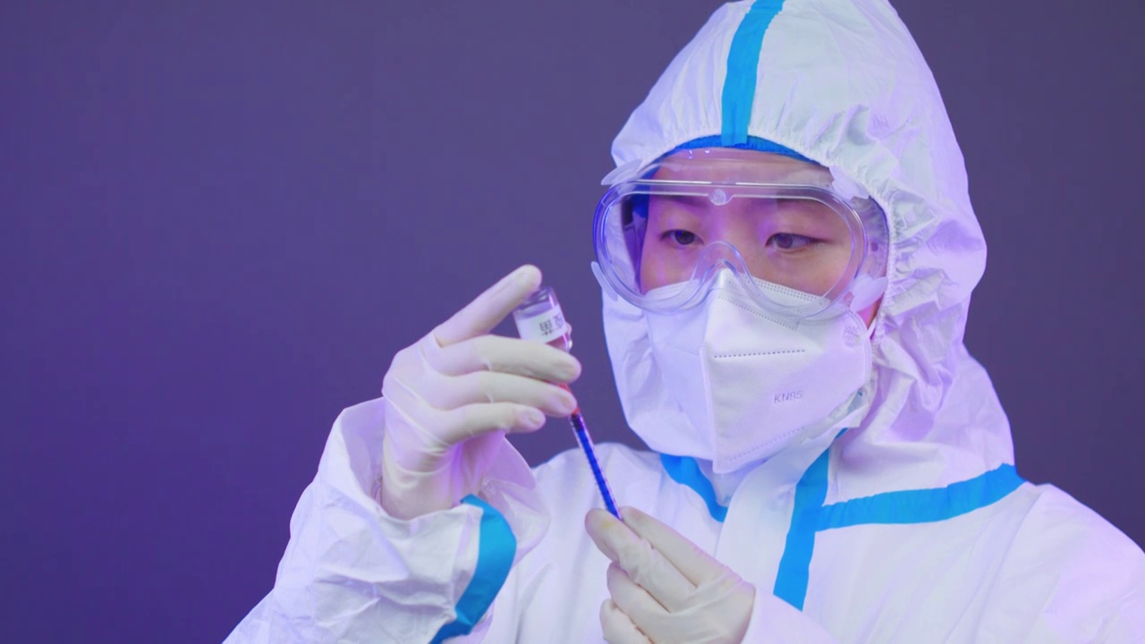 亚洲中国人女士穿医用防护服工作实验做核酸视频下载